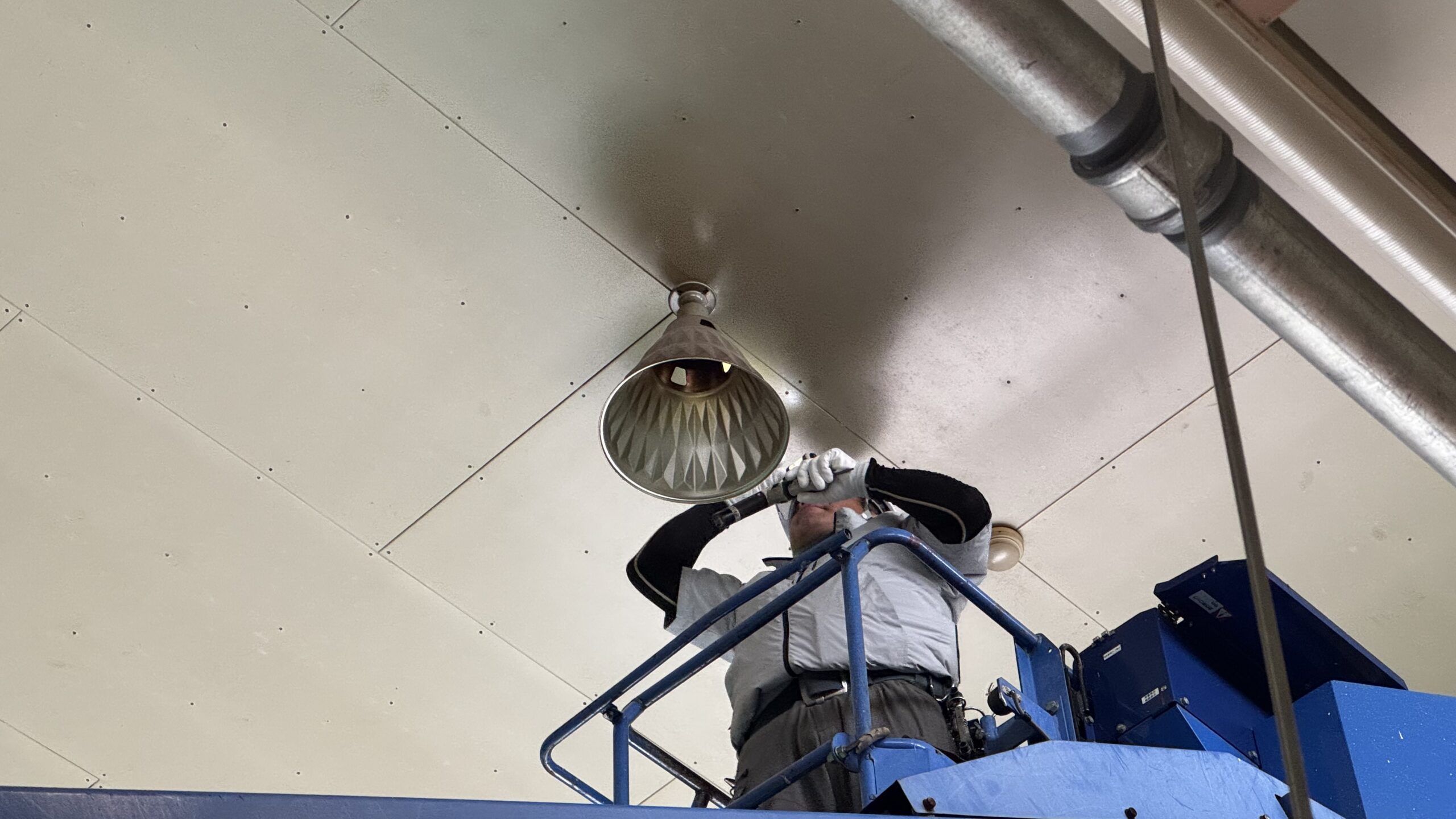 広島県広島市にて高天井用ＬＥＤの更新工事を完了しました(^^♪